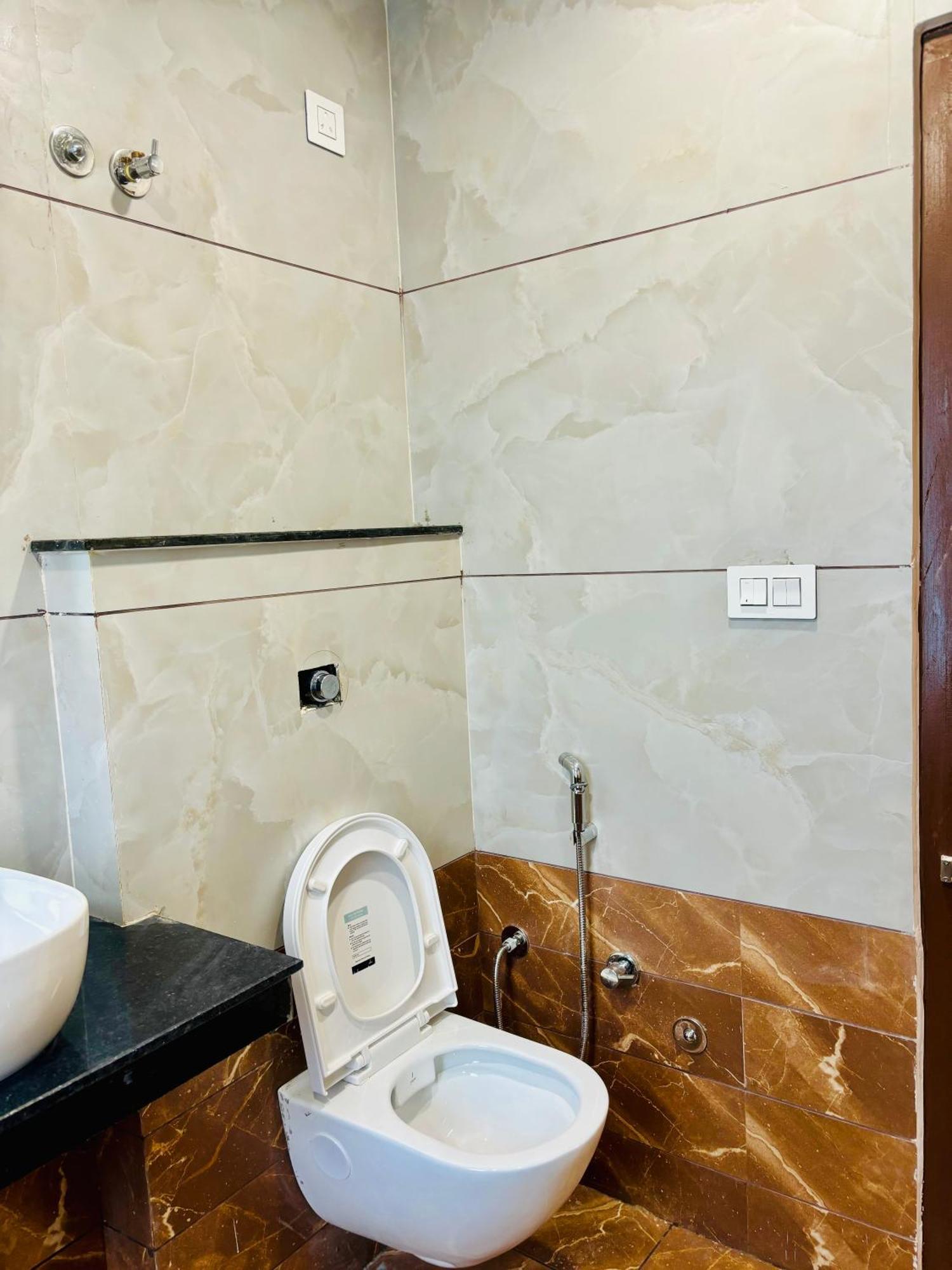 Hotel G R Residency Golden Temple Just 2 Mins Walking Distance From Hotel Amritsar Exterior photo