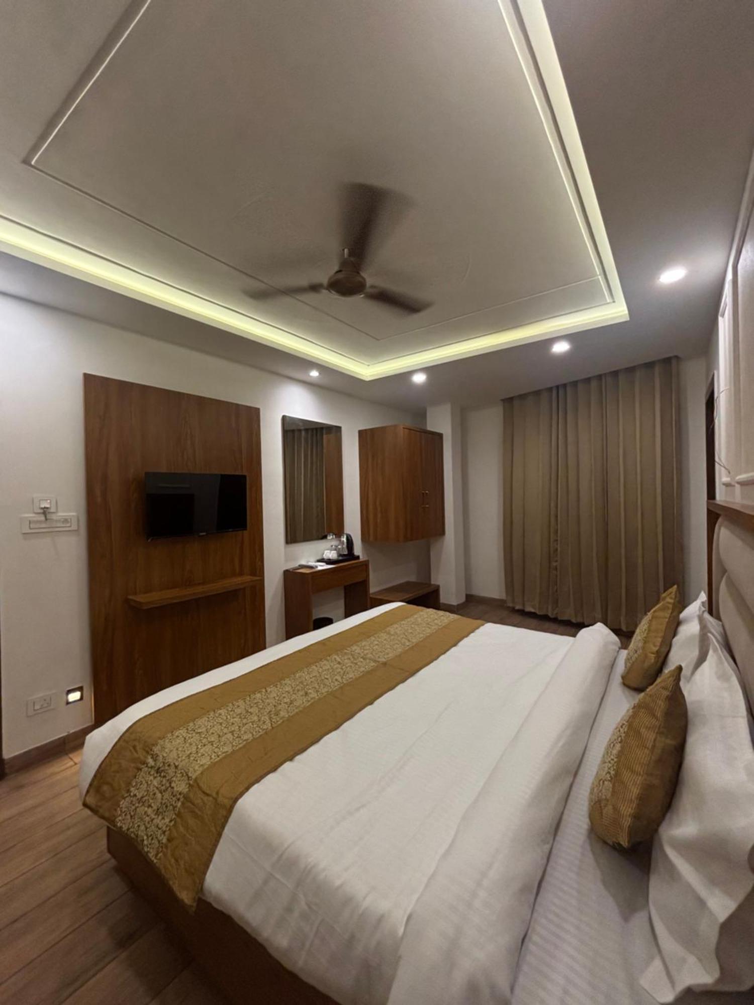 Hotel G R Residency Golden Temple Just 2 Mins Walking Distance From Hotel Amritsar Exterior photo