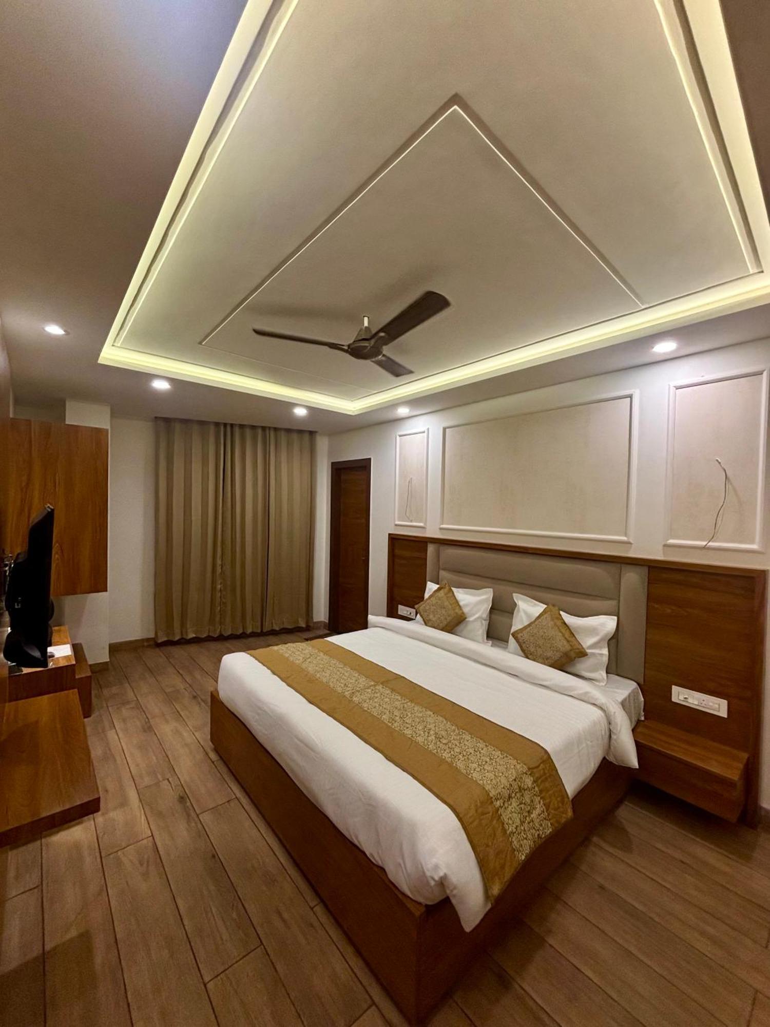 Hotel G R Residency Golden Temple Just 2 Mins Walking Distance From Hotel Amritsar Exterior photo