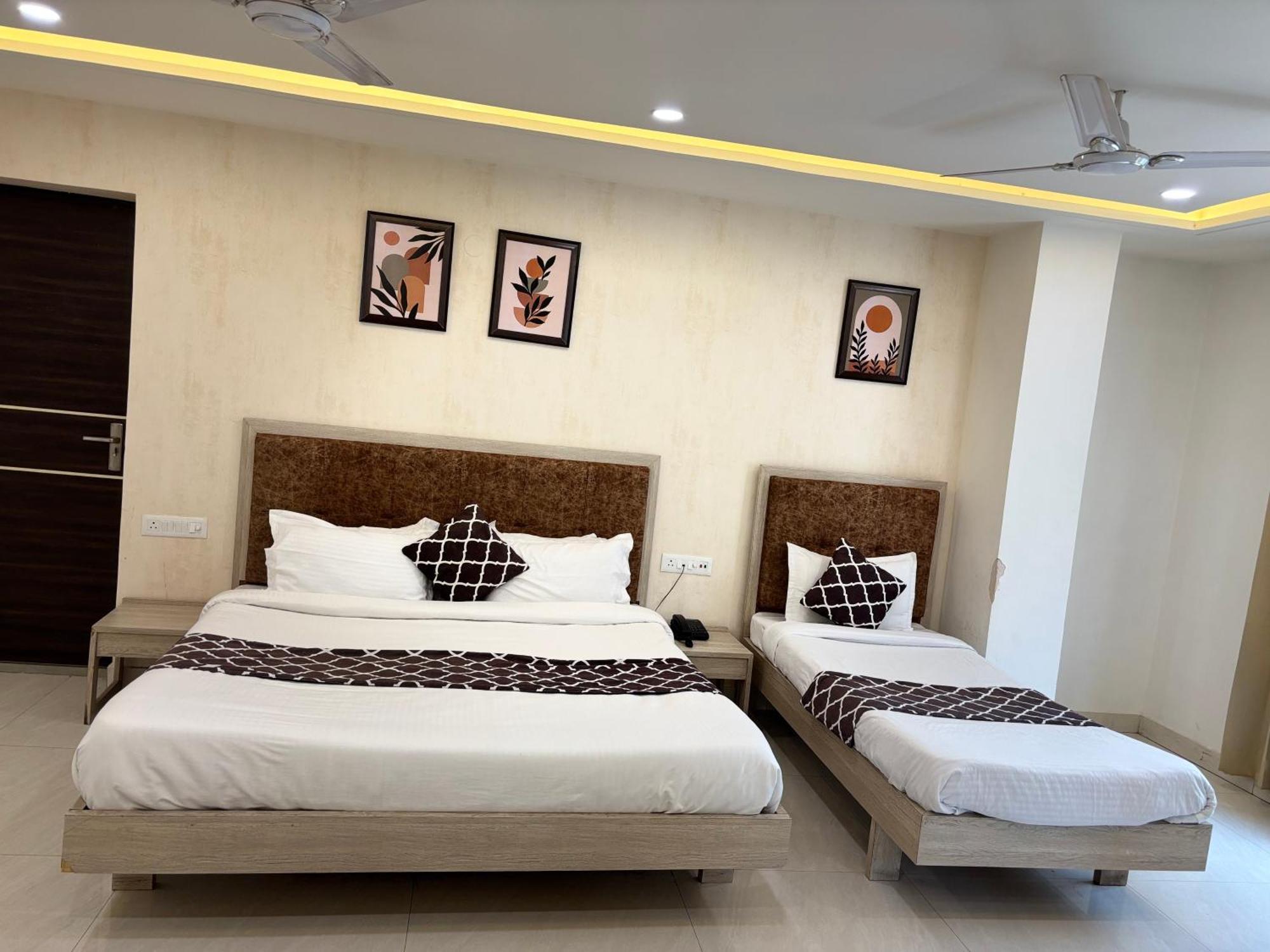 Hotel G R Residency Golden Temple Just 2 Mins Walking Distance From Hotel Amritsar Exterior photo