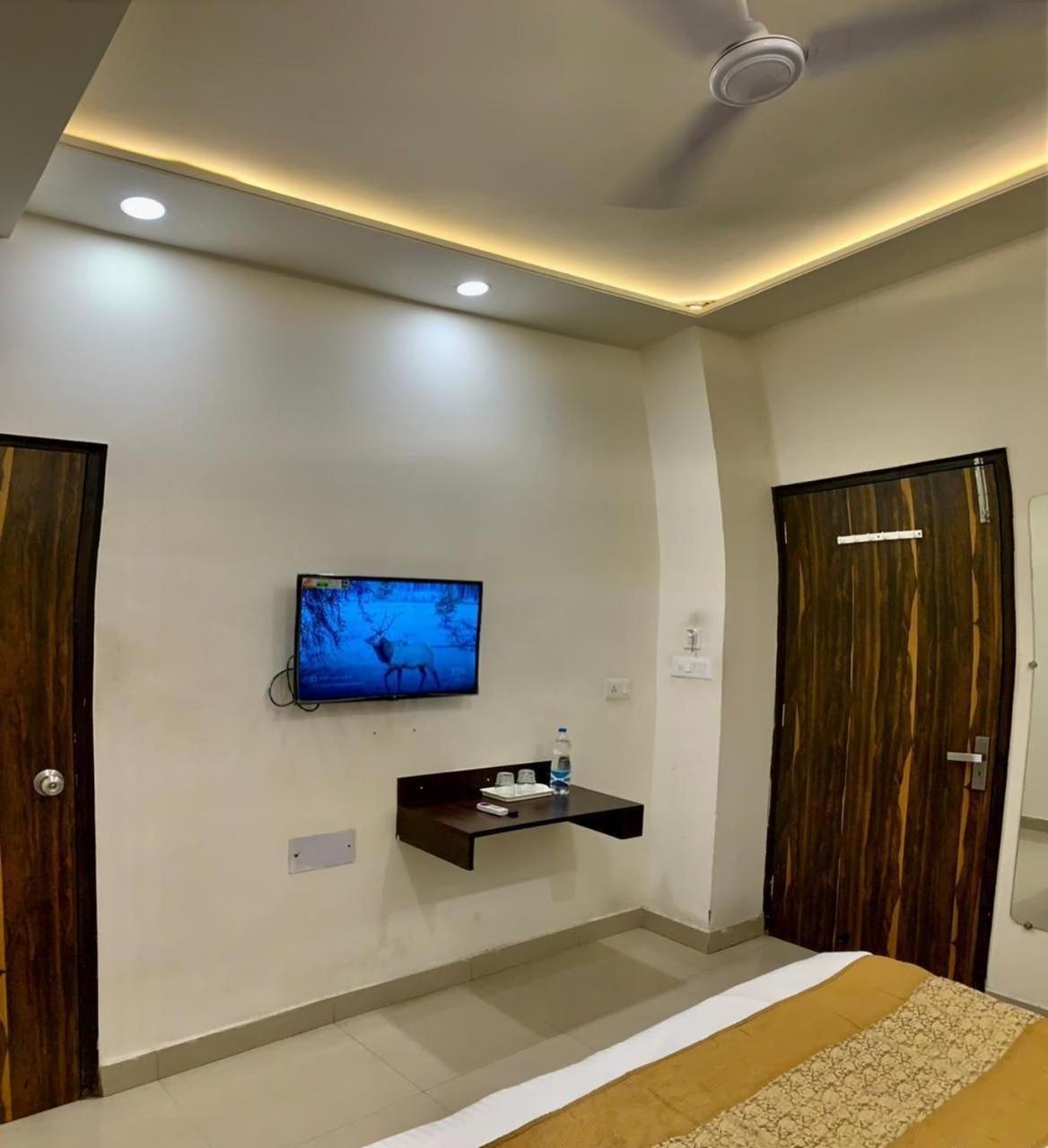Hotel G R Residency Golden Temple Just 2 Mins Walking Distance From Hotel Amritsar Exterior photo
