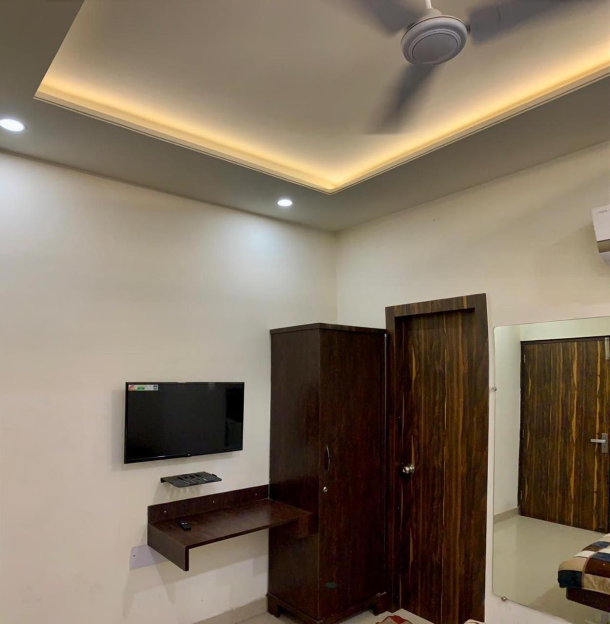 Hotel G R Residency Golden Temple Just 2 Mins Walking Distance From Hotel Amritsar Exterior photo
