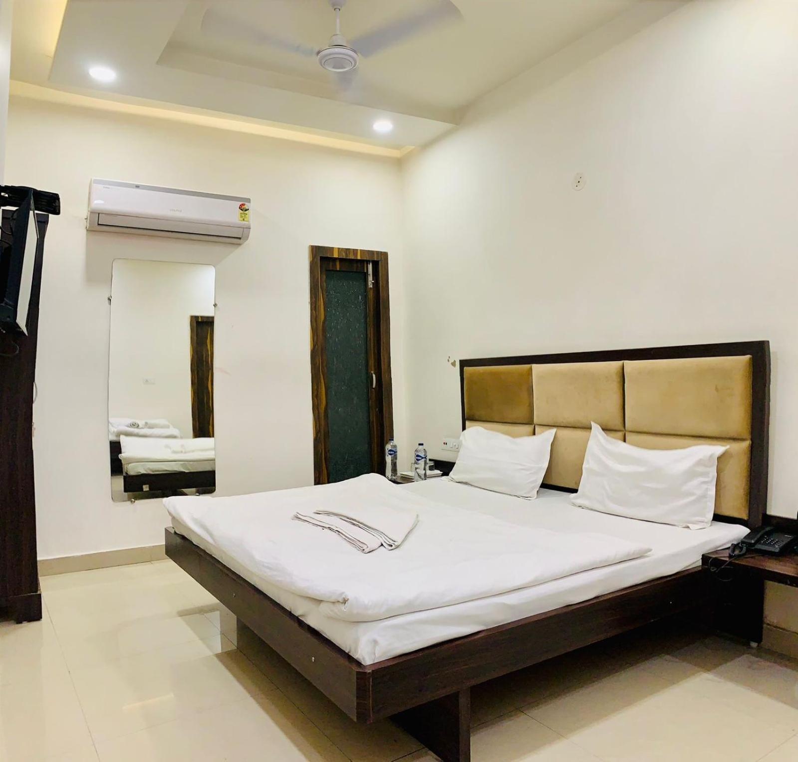 Hotel G R Residency Golden Temple Just 2 Mins Walking Distance From Hotel Amritsar Exterior photo